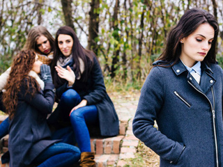 लोगों के बीच जाने और बात करने में महसूस होती है बेचैनी? जानें कैसे रहें अंजाने लोगों के बीच सहज