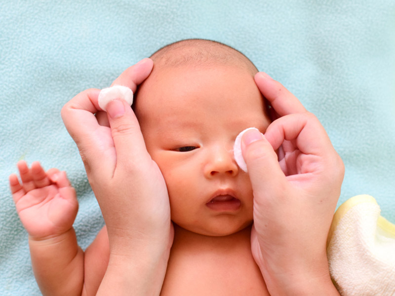 नवजात शिशु की आंख से पानी आना है गंभीर समस्या, जानें इसके कारण और बचाव के उपाय