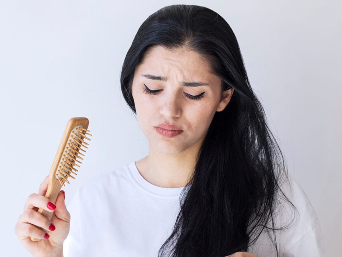 Common Causes Excessive Hair fall During Winter in Hindi | सर्दियां शुरू  होते ही ज्यादा झड़ने लगे आपके बाल? कारण हो सकती हैं ये 5 गलतियां