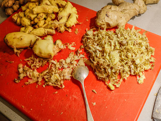 अदरक के छिलके दूर करते हैं शरीर की कई परेशानियां, जानें इस्तेमाल करने तरीका और फायदे