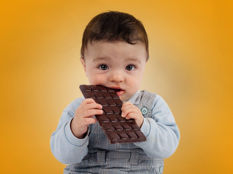 क्या शिशुओं को चॉकलेट खिलाना सही है? जानें छोटे बच्चों को ज्‍यादा चॉकलेट ख‍िलाने के 5 नुकसान