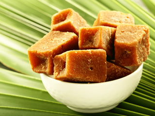 एक दिन में कितना गुड़ खा सकते हैं? जानें गुड़ खाने का सही तरीका, मात्रा और फायदे