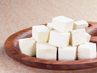 क्या आप भी ज्यादा खाते हैं पनीर? डायटीशियन से जानें इसके 4 नुकसान