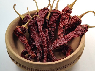 कश्मीरी लाल मिर्च, सामान्‍य लाल म‍िर्च से कैसे है अलग? जानें इस म‍िर्च के फायदे और खास बातें