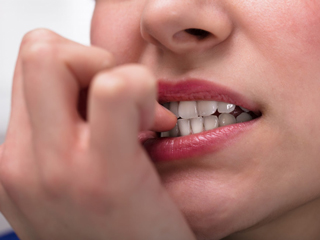 अंजाने में नाखून चबाना, बाल खींचना और होंठ काटने जैसी आदतें हो सकती हैं इस डिसऑर्डर का संकेत