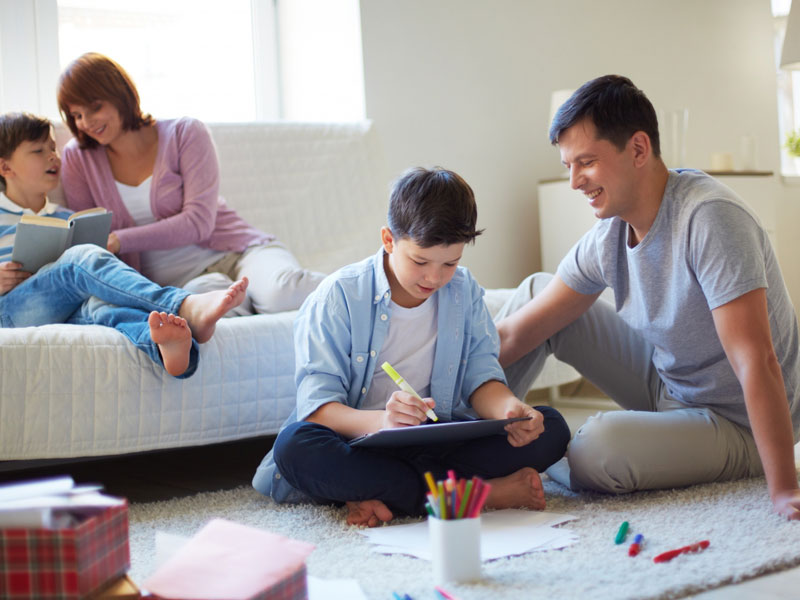 जानें क्या है हेलीकॉप्टर पेरेंटिंग (Helicopter Parenting)? जानें इसके फायदे और नुकसान