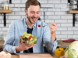 World Food Day 2021: पुरुषाें काे कितनी मात्रा में लेना चाहिए विटामिन्स, प्राेटीन, कैल्शियम और कैलाेरीज?