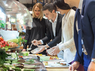 शादी या पार्टी सीजन में बुफे (Buffet) में खाना खाते समय ध्यान रखें ये 8 बातें, नहीं बढ़ेगा वजन