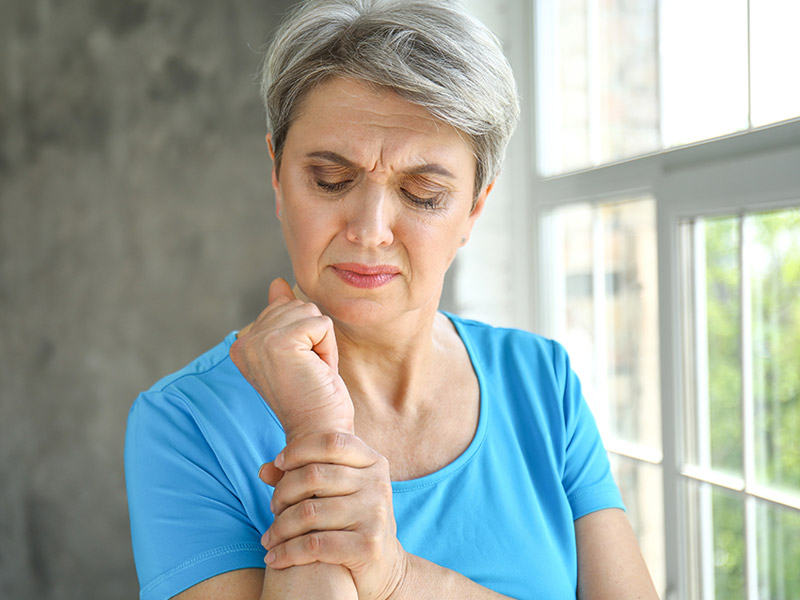 मह‍िलाओं को क्‍यों होता है ऑस्टियोपोरोसिस का ज्यादा खतरा? जानें कारण और बचाव के उपाय