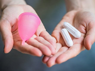 टैम्पोन या मेंस्ट्रुअल कप अटकने पर क्या करना चाहिए? जानें एक्सपर्ट से