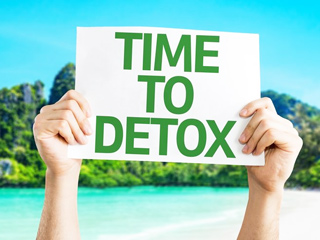 बाहर का खाना खा-खाकर बढ़ गया है वजन तो जानें बॉडी को डिटॉक्स करने के 5 आसान तरीके