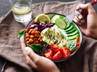 बीमारियों से बचना और हमेशा स्वस्थ रहना है, तो आपके खाने में जरूर होने चाहिए ये 5 गुण