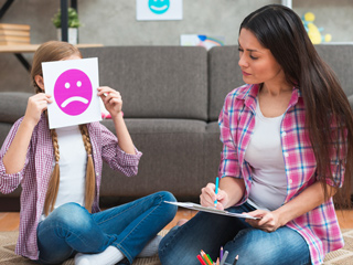 बच्चों में शारीरिक-मानसिक विकास से जुड़ी गंभीर बीमारी है 'डेवलपमेंटल डिसऑर्डर', जानें इसके लक्षण, कारण और इलाज