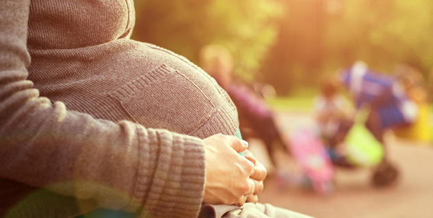 प्रेगनेंसी में ब्राउन डिस्चार्ज के हो सकते हैं ये 4 कारण, जानें इससे बचाव  के तरीके, brown discharge during pregnancy causes symptoms and treatment  in hindi
