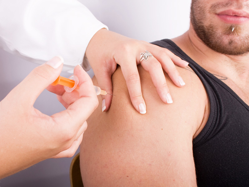 पुरुषों को जरूर लगवानी चाह‍िए ये 3 वैक्‍सीन, डॉक्‍टर से जानें किन गंभीर बीमारियों से बचाव के लिए हैं जरूरी