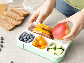 ऑफिस के लंच बॉक्स में शाम‍िल करें ये 5 तरह की चीजें, बढ़ेगी इम्यूनिटी और रहेंगे सेहतमंद