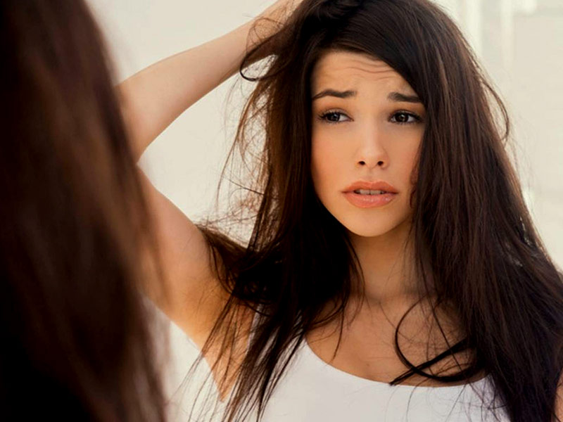 आपके बाल ऑयली हैं या नहीं समझें इन 5 संकेतों से, जानें ऑयली बालों के चिपचिपेपन से छुटकारा पाने के उपाय