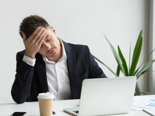 दोबारा ऑफिस शुरू होते ही काम के दबाव से हो रहे हैं 'बर्नआउट सिंड्रोम' का शिकार? डॉक्टर से जानें बचाव के टिप्स