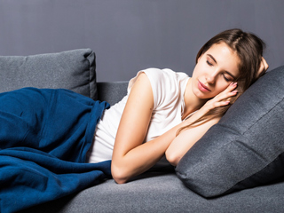 आपके सोने का तरीका बताता है आपकी मानसिक सेहत का हाल, जानें 5 स्लीपिंग पैटर्न और इनका मेंटल हेल्थ पर प्रभाव