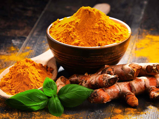 इन लाेगाें काे अधिक मात्रा में नहीं करना चाहिए हल्दी का सेवन, डायटीशियन से जानें इसका कारण 