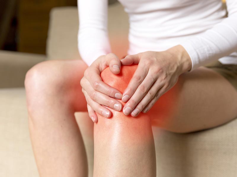 घुटनों में अक्सर रहता है दर्द तो इन 5 बीमारियों का हो सकता है संकेत, नजरअंदाज करने से बढ़ सकती है मुश्किल
