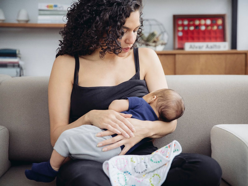 ब्रेस्टफीड कराने वाली नई मांओं की परेशानी कम कर सकते हैं ये 5 सामान, जानें उपयोग का तरीका