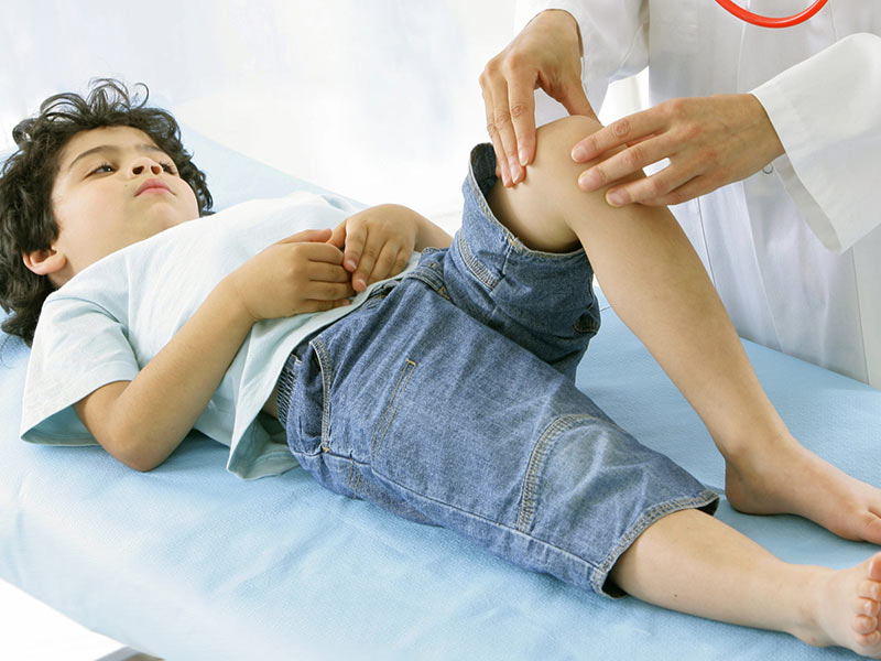 बच्चों के पैरों में दर्द का कारण हो सकता है मांसपेशियों में खिंचाव, जानें इसके लक्षण, कारण और बचाव के टिप्स