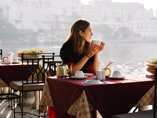 यात्रा के दौरान घर से पैक करके ले जाएं ये 5 हेल्दी फूड्स, सेहत के लिए होते हैं फायदेमंद