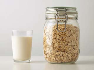 ओट मिल्क क्या है? जानें इससे सेहत को मिलने फायदे और नुकसान