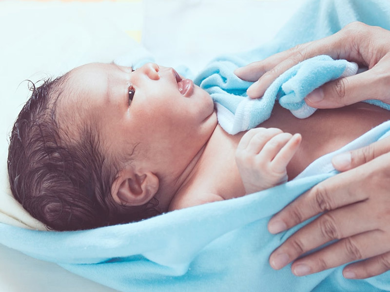 जन्‍म के बाद नवजात श‍िशु को पूरी तरह स्वस्थ रखने के लिए जरूरी हैं ये 6 बातें