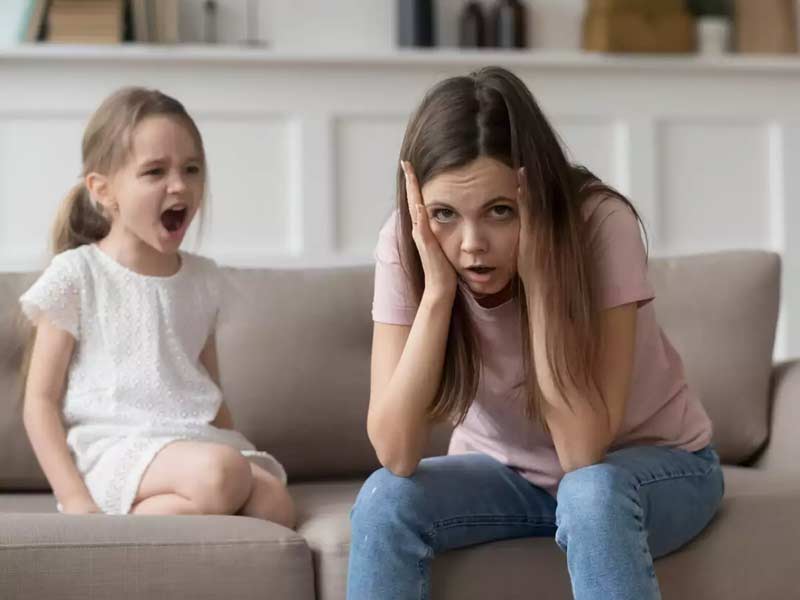 क्या आपका बच्चा भी हो जाता है बात-बात पर परेशान? जानें ऐसे बच्चों को हैंडल करने के टिप्स