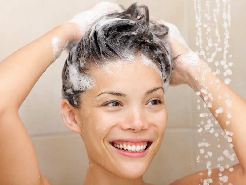 क्या साबुन से बाल धोना सही है? एक्सपर्ट से जानें इसके नुकसान और बाल धोने के सुरक्षित घरेलू उपाय