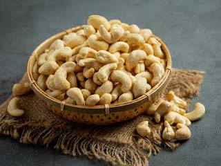 क्या गर्मियों में काजू का सेवन करना सुरक्षित होता है? डायटीशियन से जानें सेवन का सही तरीका