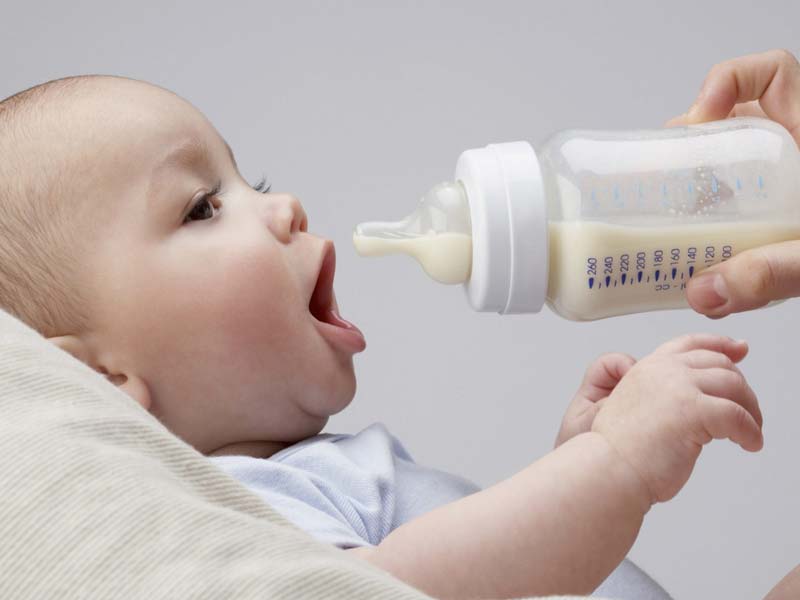 शिशु को गाय का दूध किस उम्र से पिलाना शुरू करें? डॉक्टर से जानें इसके फायदे और सावधानियां