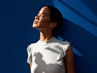 गर्मि‍यों में तापमान बढ़ने से ब‍िगड़ जाता है आपका मूड? इससे बचाव के लिए जानें एक्‍सपर्ट के बताए ये 5 ट‍िप्‍स