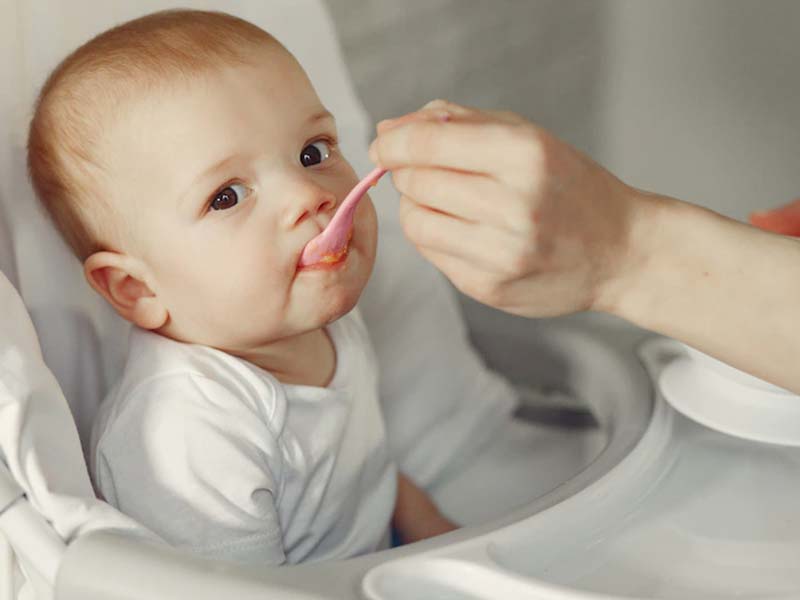 शिशु को ठोस आहार देते समय न करें ये 5 गलतियां, हो सकते हैं कई गंभीर नुकसान