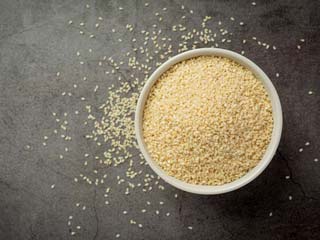 गर्मी में तिल कैसे खाएं? एक्सपर्ट से जानें गर्मी में तिल खाने से जुड़ी सावधानियां