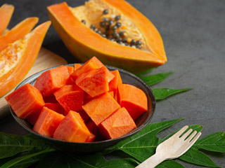 पपीता की तासीर कैसी होती है? जानें किन लोगों के लिए पपीता खाना हो सकता है नुकसानदायक