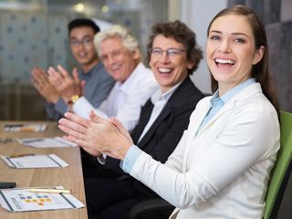 ताली बजाने के भी होते हैं कई फायदे, जानें क्‍लैपिंग थेरेपी के बारे में