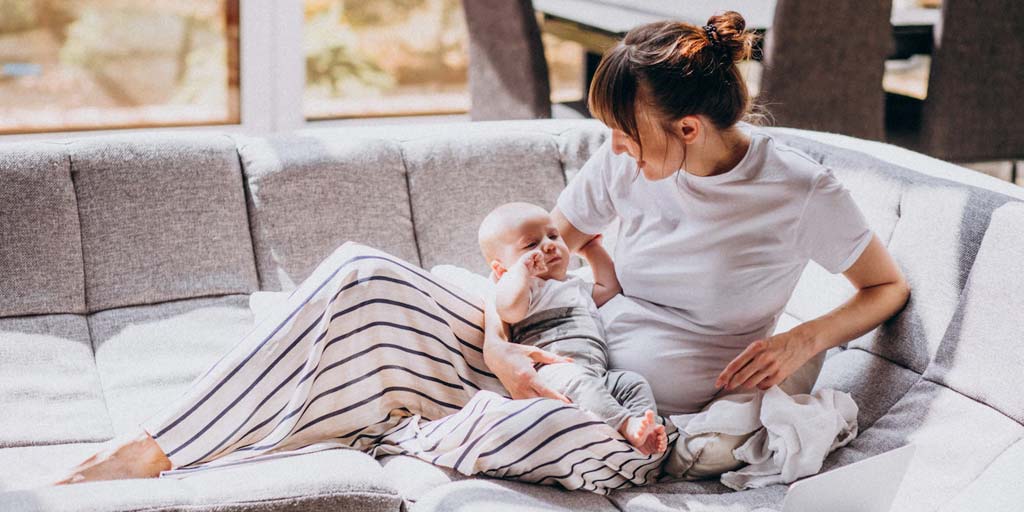 कामकाजी मां श‍िशु की सेहत का ख्‍याल कैसे रखें? Baby Health Care Tips In Hindi Onlymyhealth