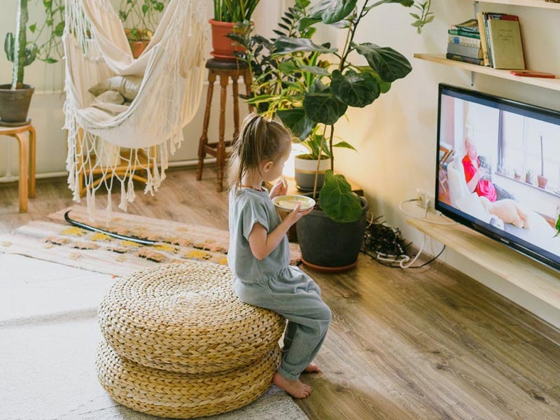 क्या टीवी देखकर बिगड़ रही है आपके बच्चे की भाषा? जानें कैसे करें इस पर कंट्रोल