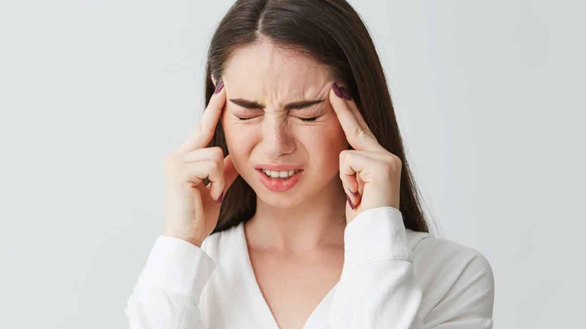 आंखों और सिर में एक साथ दर्द होने के हो सकते हैं ये 5 कारण