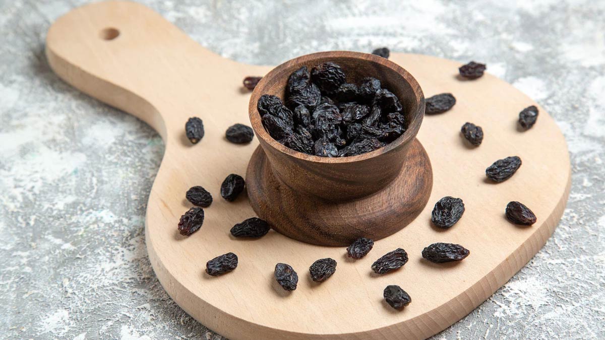 Why You Should Drink Soaked Black Raisin Water On An Empty Stomach