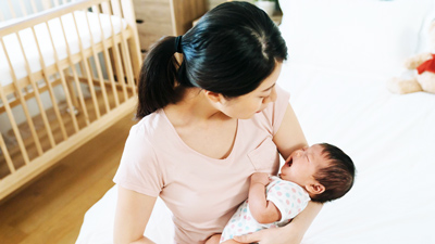 नवजात शिशु उल्टी करे तो क्या करें? डॉक्‍टर से जानें इलाज 