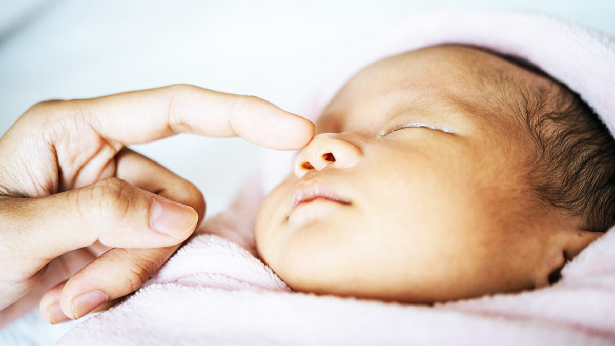 Applying Kajal In Baby Eyes Is Not Safe, Read Potential Damages