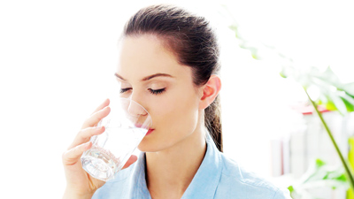 ये संकेत बताते है आप पी रहे हैं ज्यादा पानी, जानें इसके नुकसान
