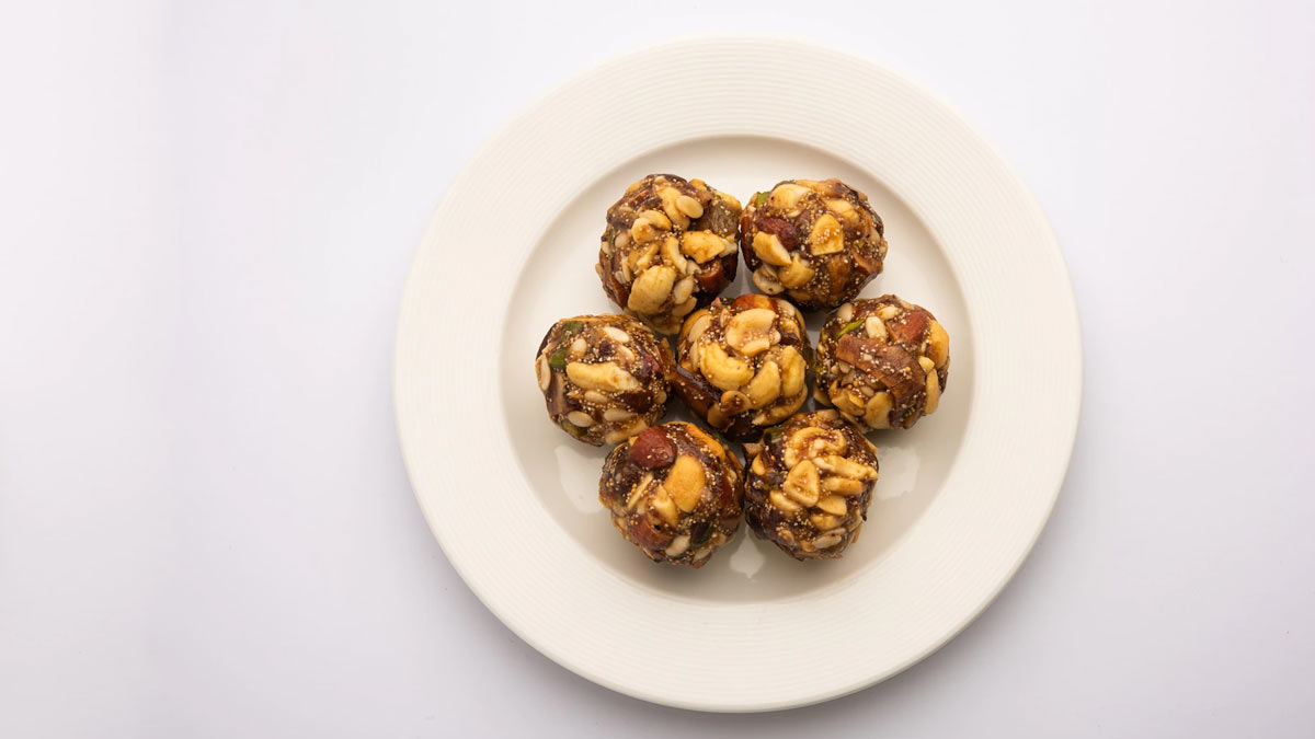 how-to-make-flaxseeds-dates-laddu-for-female