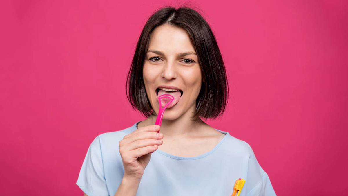 जीभ साफ करने के दौरान न करें ये 3 गलत‍ियां, मुंह के स्वास्थ्य को हो सकता है नुकसान