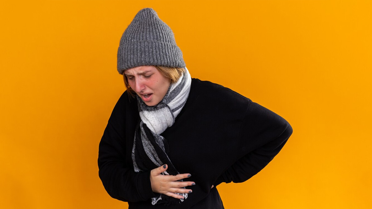 सर्दि‍यों में पेट दर्द क्‍यों होता है जानें कारण और आसान उपाय
