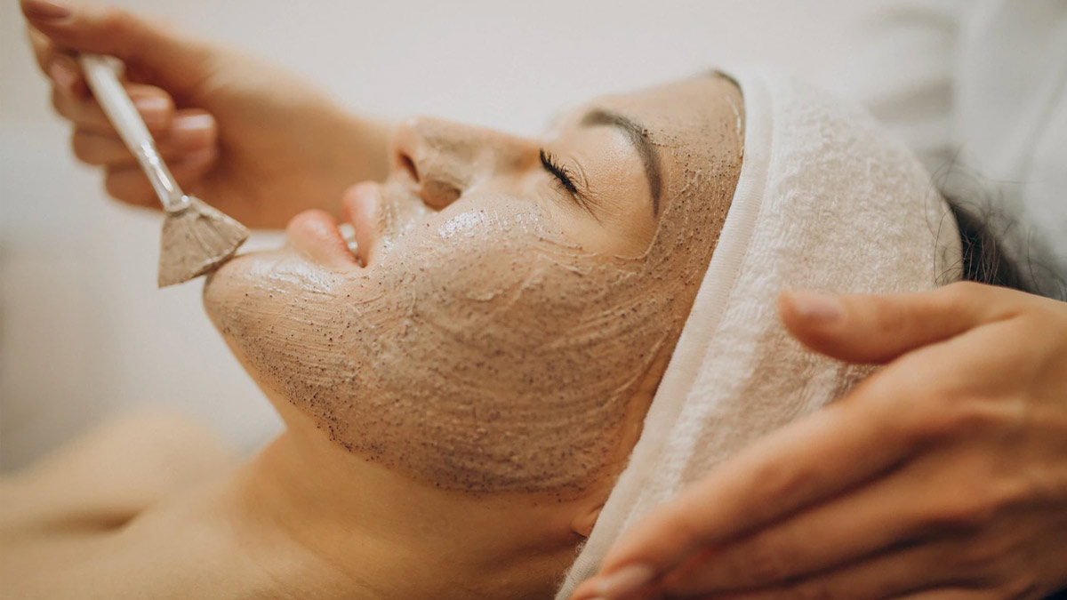 Multani Mitti And Rose Water Benefits For Skin in hindi